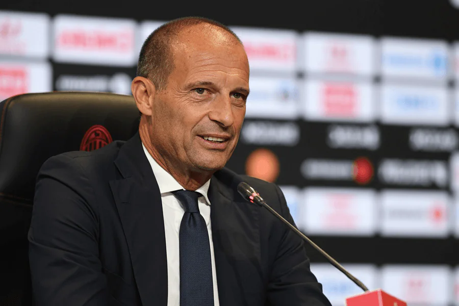 Massimiliano Allegri réagissant à une décision d'arbitrage pendant le match.