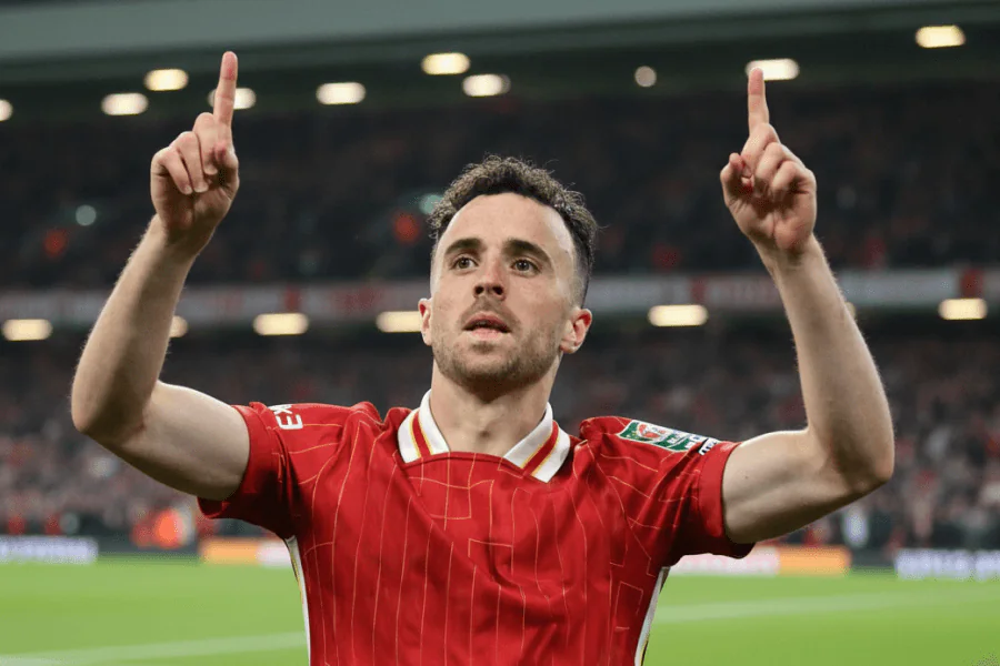 Portrait de Diogo Jota saluant les supporters de Liverpool lors d’un match à Anfield.