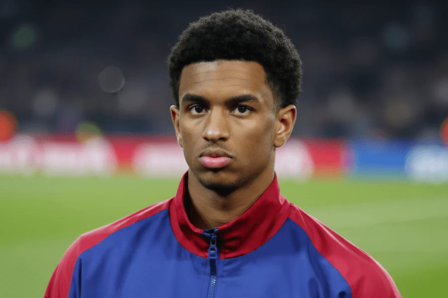 Alejandro Balde recevant des soins sur la touche pendant un match de Liga.