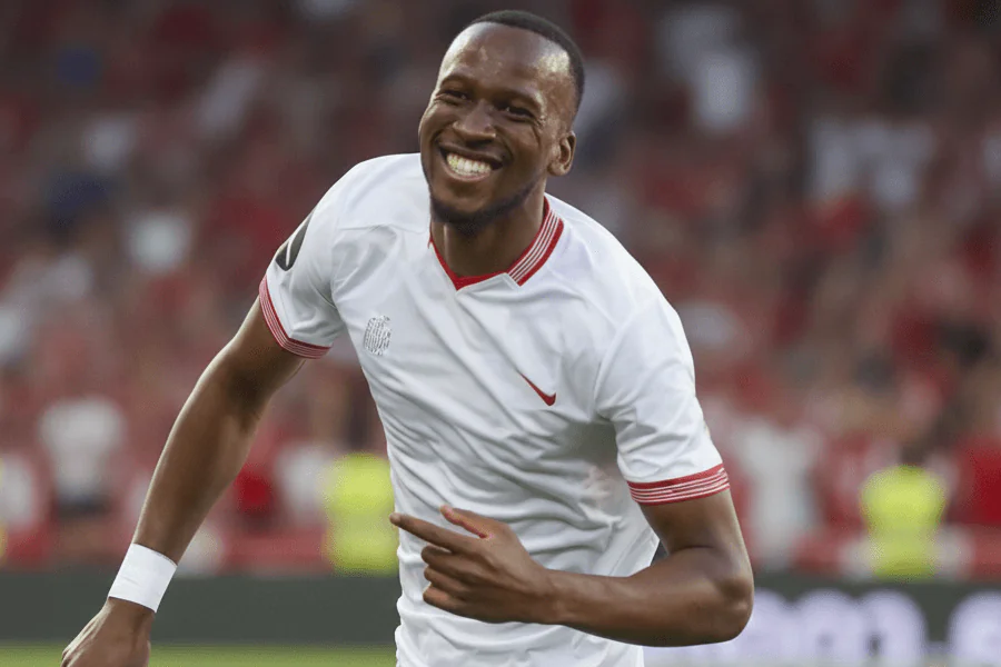 Dodi Lukebakio en action lors d'un match avec Benfica.