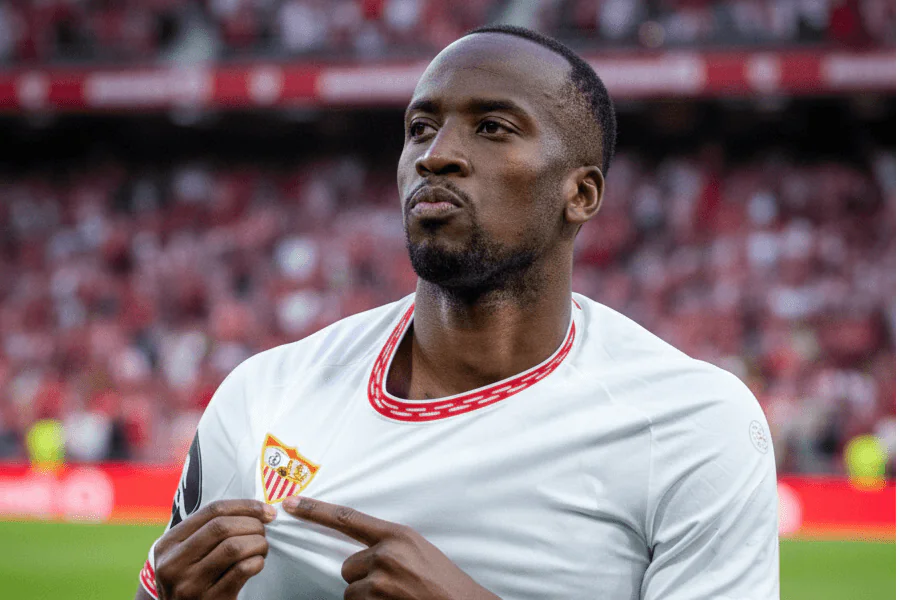 Lukebakio se faisant examiner par des médecins.