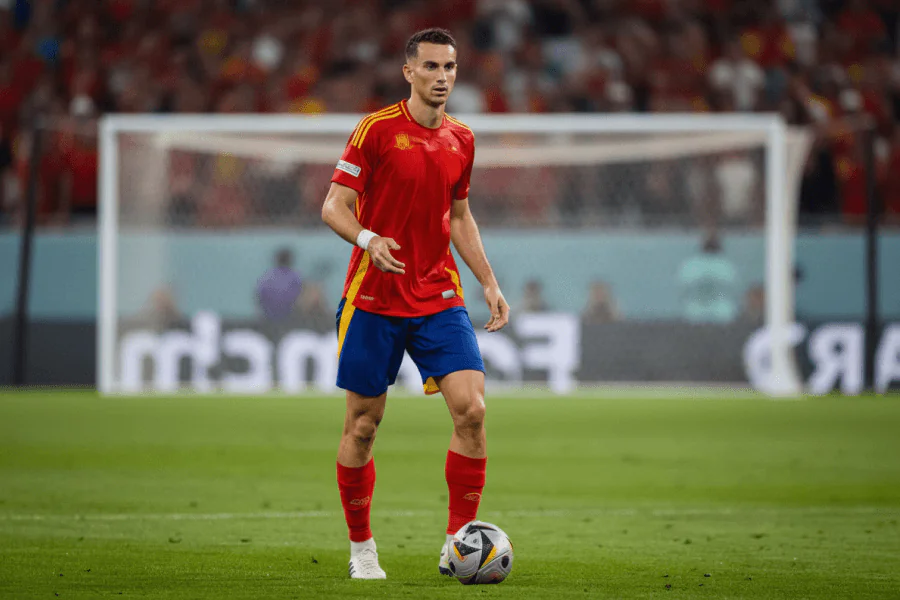 Fabian Ruiz échangeant avec ses coéquipiers sur le terrain.