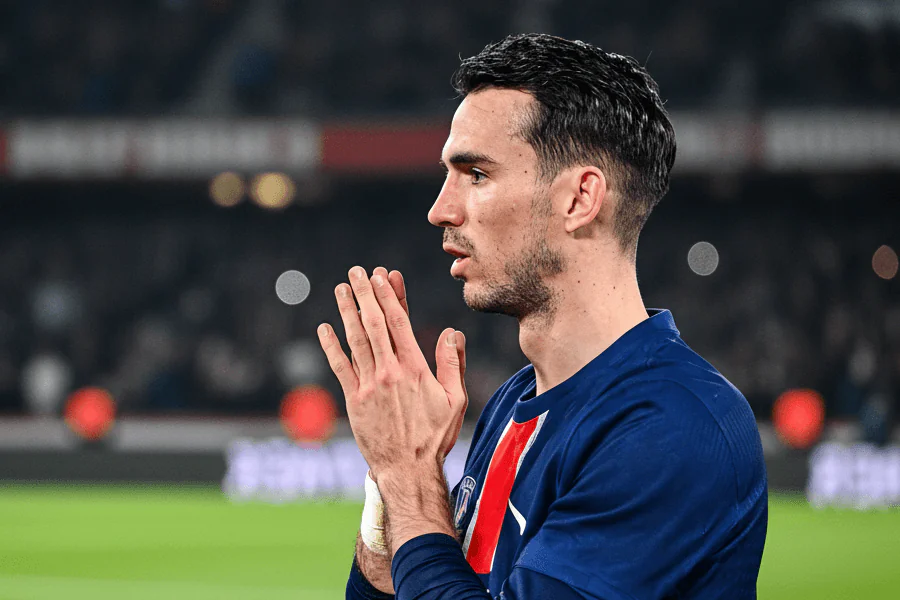 Le milieu de terrain Ruiz en action lors d'un match.