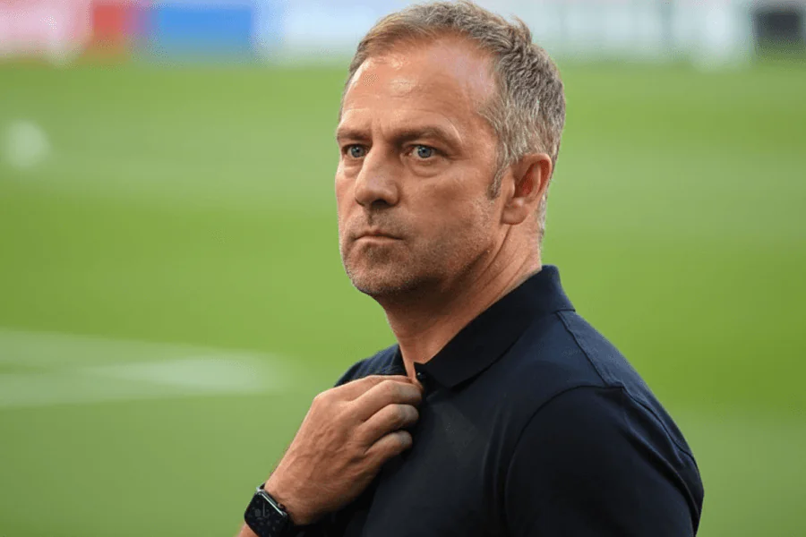 Hans-Dieter Flick partageant ses réflexions avec les journalistes.