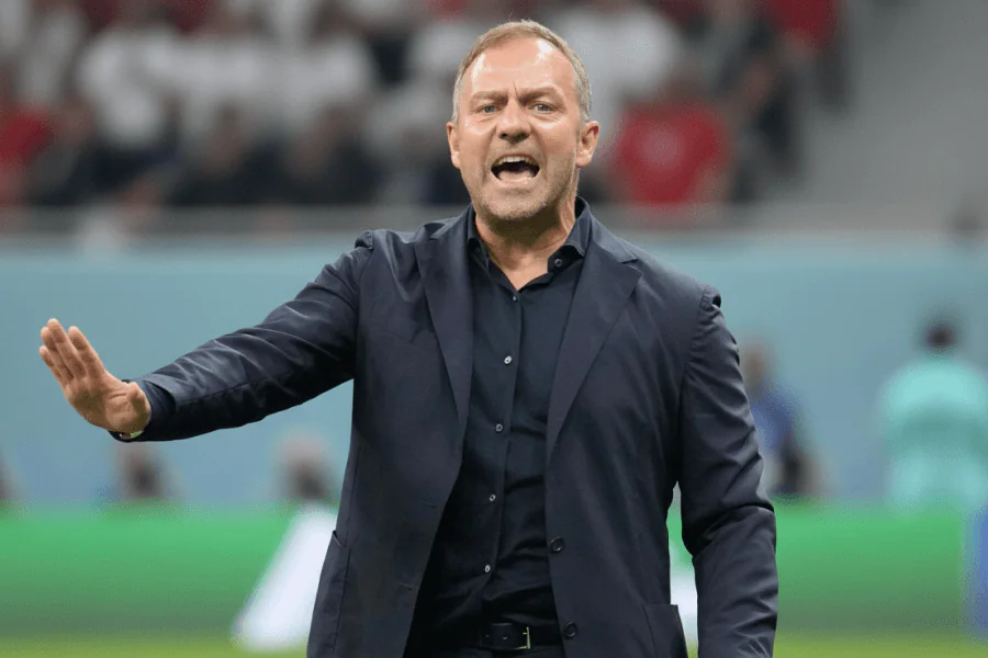 Hans-Dieter Flick analysant le match depuis le banc.