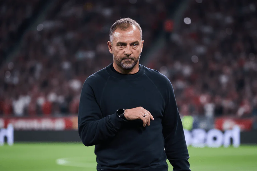 Hansi Flick observant la séance d’échauffement avant le match contre Chelsea.