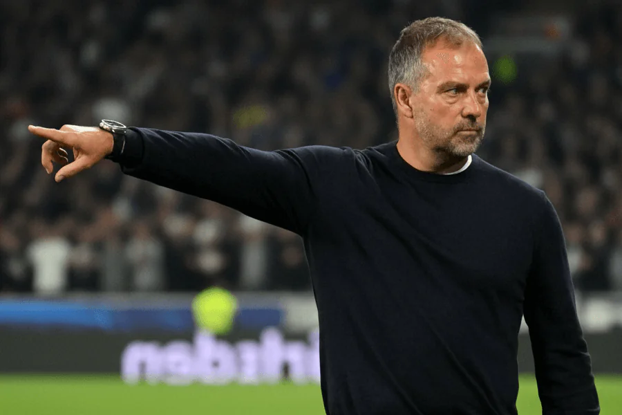 Hansi Flick lors d’une conférence de presse au Camp Nou, parlant de la vision future du FC Barcelone.