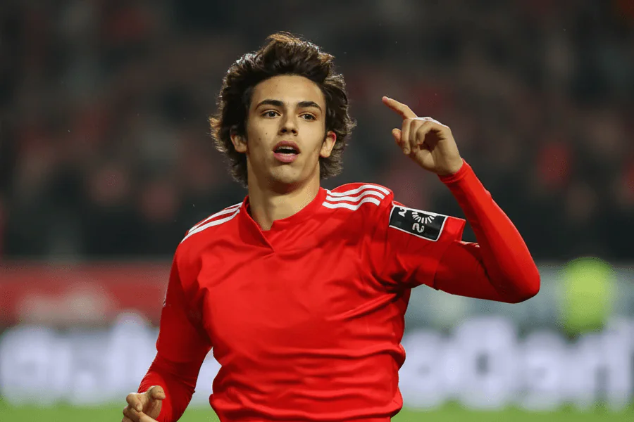 Félix en entretien avec des journalistes lors d'une conférence.