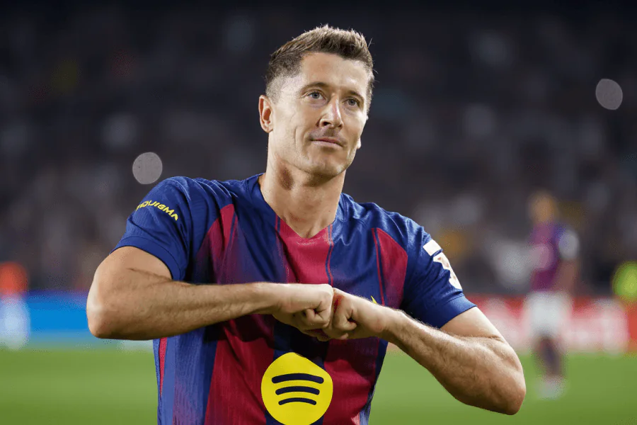 Lewandowski en discussion avec Xavi Hernández lors d’un entraînement.
