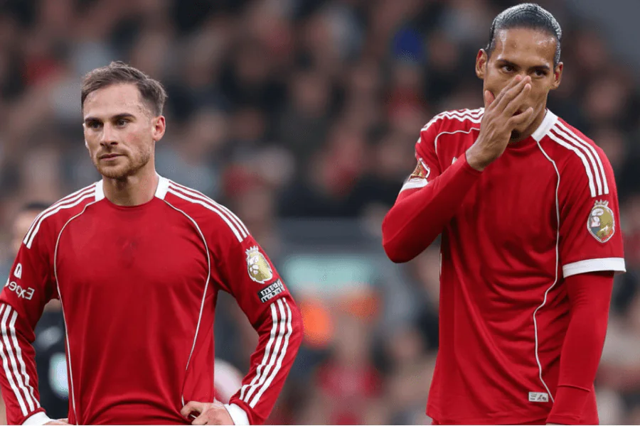 Les joueurs de Liverpool discutant sur le terrain avant un match.