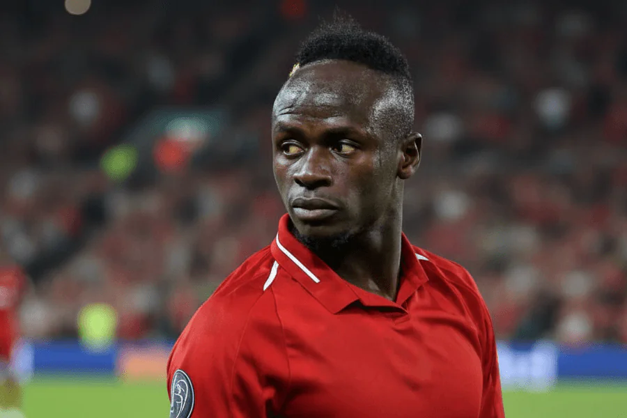 L'équipe de Liverpool discutant après un match important.
