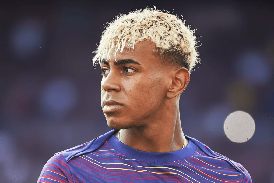 Lamine Yamal dribblant face à un défenseur en Liga.