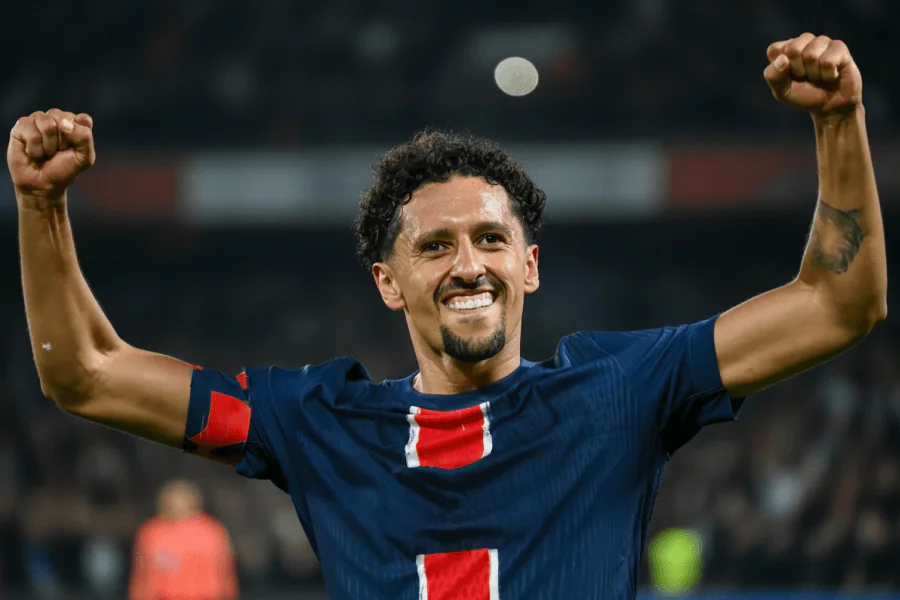 Le capitaine Marquinhos soulevant un trophée du PSG.