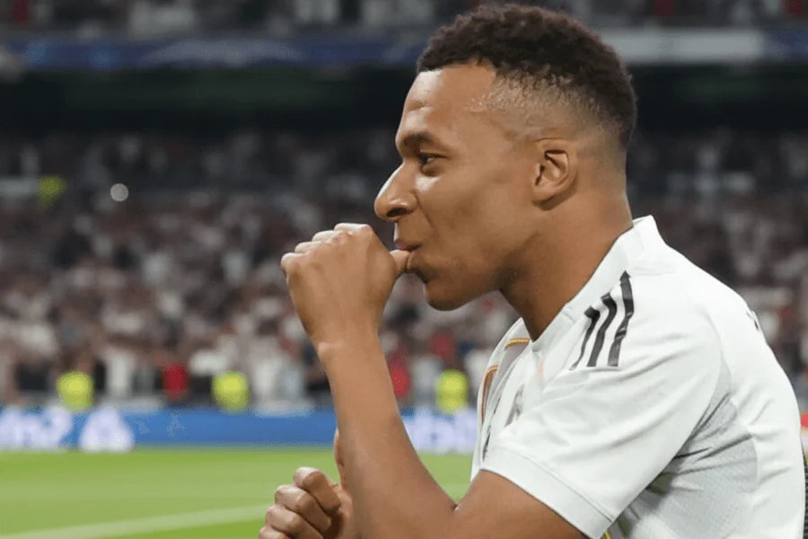 Kylian Mbappé en pleine action lors d’un match du Real Madrid, prêt à accélérer balle au pied au Santiago Bernabéu.