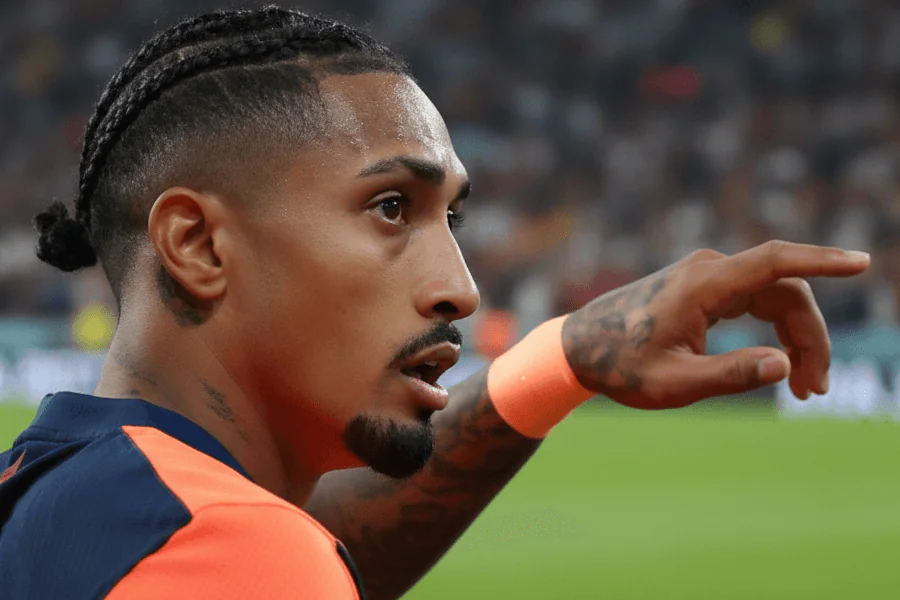 Raphinha s'entraînant à Barcelone avant le mercato.