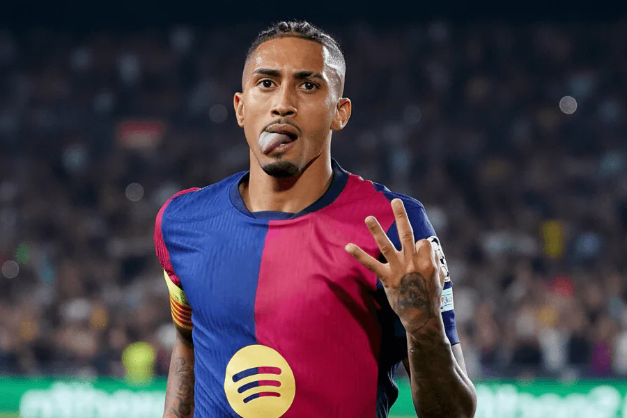 Raphinha lors d'une conférence de presse avec des journalistes.
