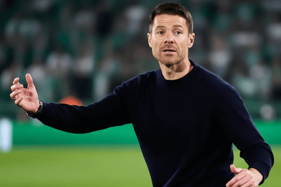 Xabi Alonso donnant des consignes depuis la ligne de touche.