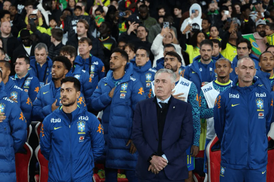 Carlo Ancelotti en pleine discussion avec des joueurs brésiliens