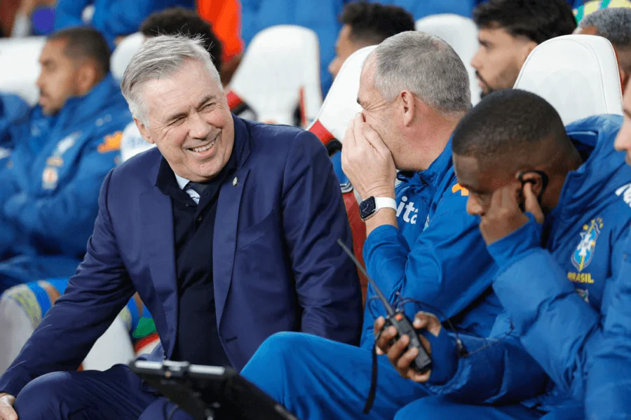 Carlo Ancelotti souriant lors d'une conférence de presse en tant qu'entraîneur du Brésil