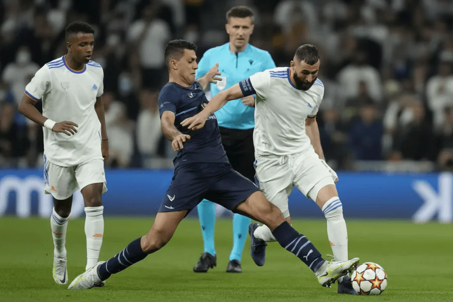 Joueurs de Manchester City discutant tactiques avant le match.