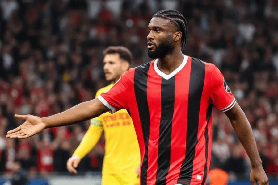 Terem Moffi marquant un but décisif lors d'un match de Ligue 1.