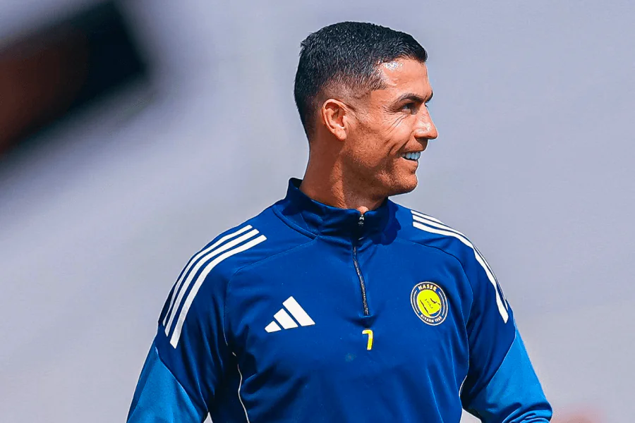 Ronaldo célébrant un but avec ses coéquipiers.