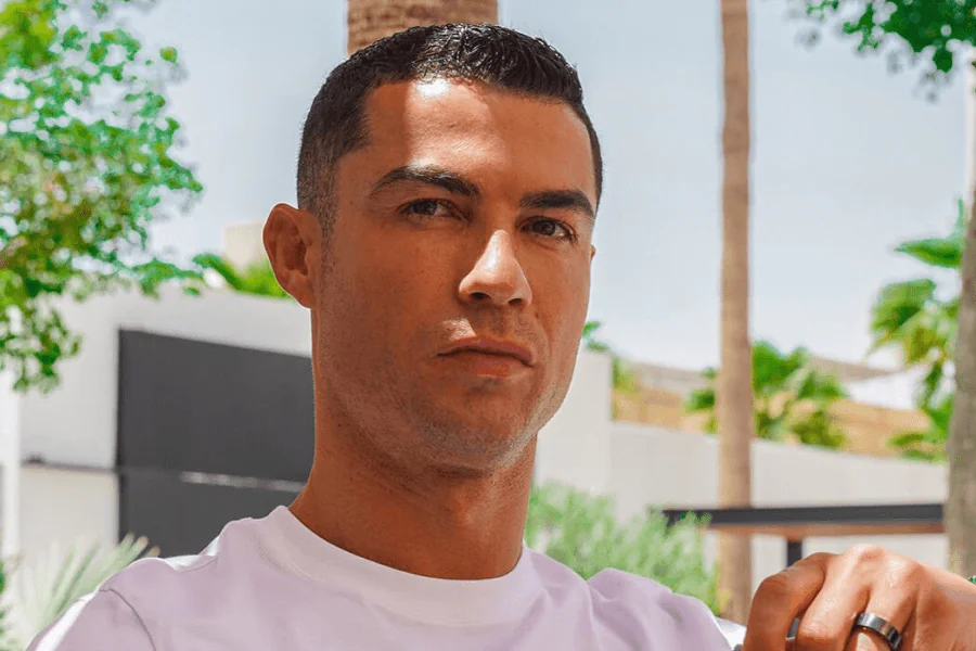 Cristiano Ronaldo sur le terrain avec son équipe.