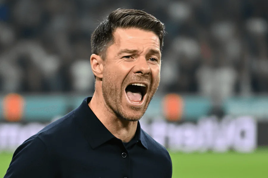 Xabi Alonso sur le banc de touche lors d’un match du Real.