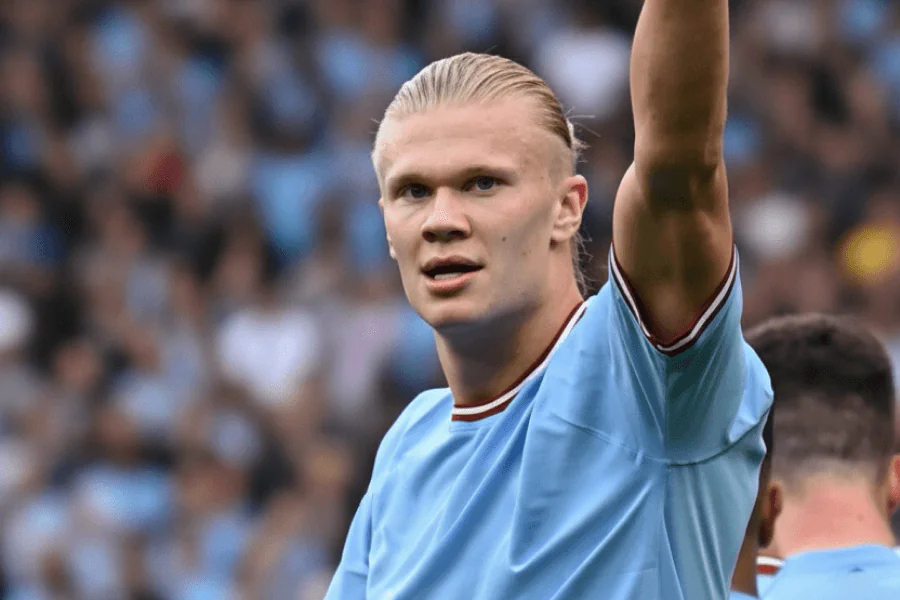Les joueurs de Manchester City se congratulant après un match.