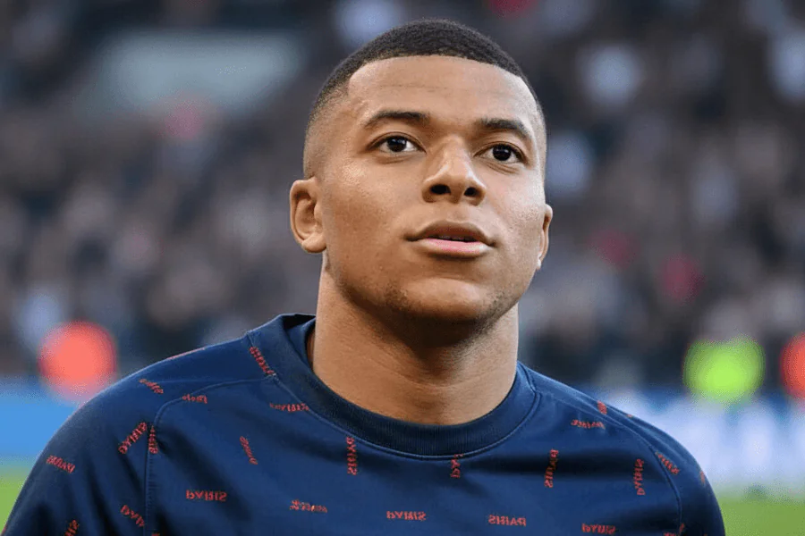 Kylian Mbappé célébrant un but avec l'équipe de France.