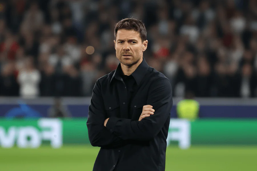 Xabi Alonso au bord du terrain lors d'un match décisif.