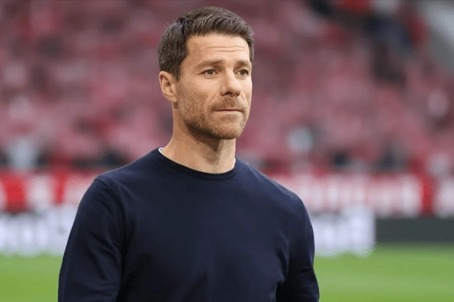 Xabi Alonso discutant des stratégies avec ses joueurs.