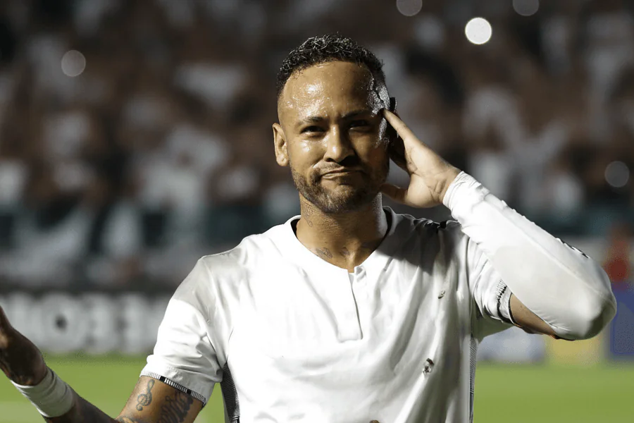 Neymar marquant un but au stade.