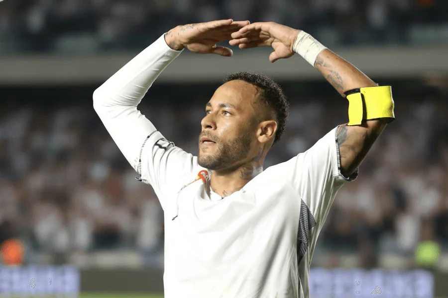 Neymar dribblant un défenseur pendant le match.