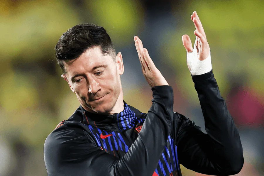Robert Lewandowski réfléchissant sur son avenir.
