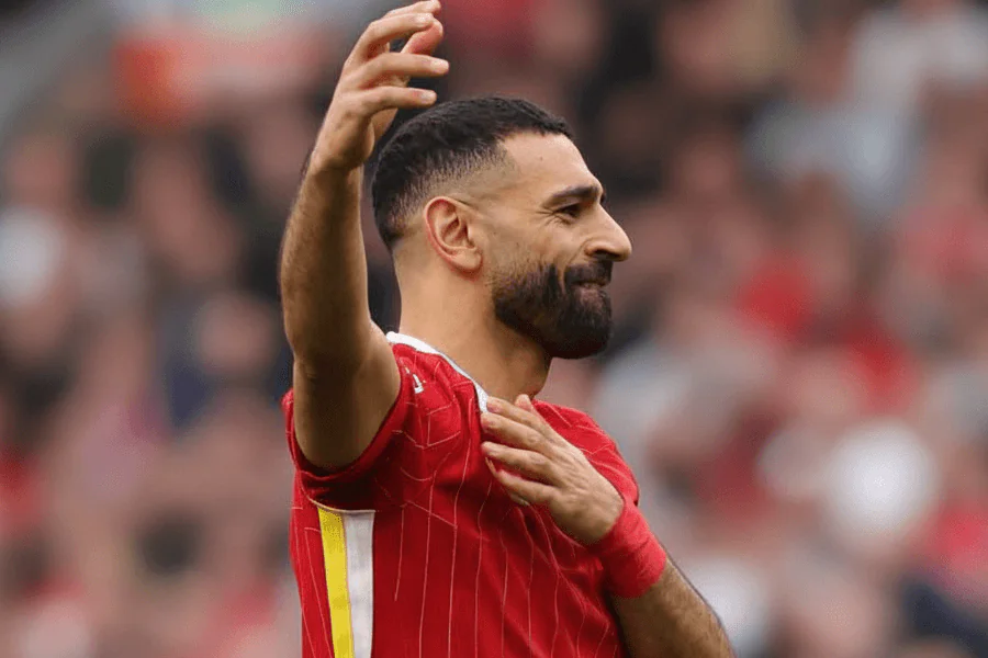 Salah en discussion avec son entraîneur Arne Slot.