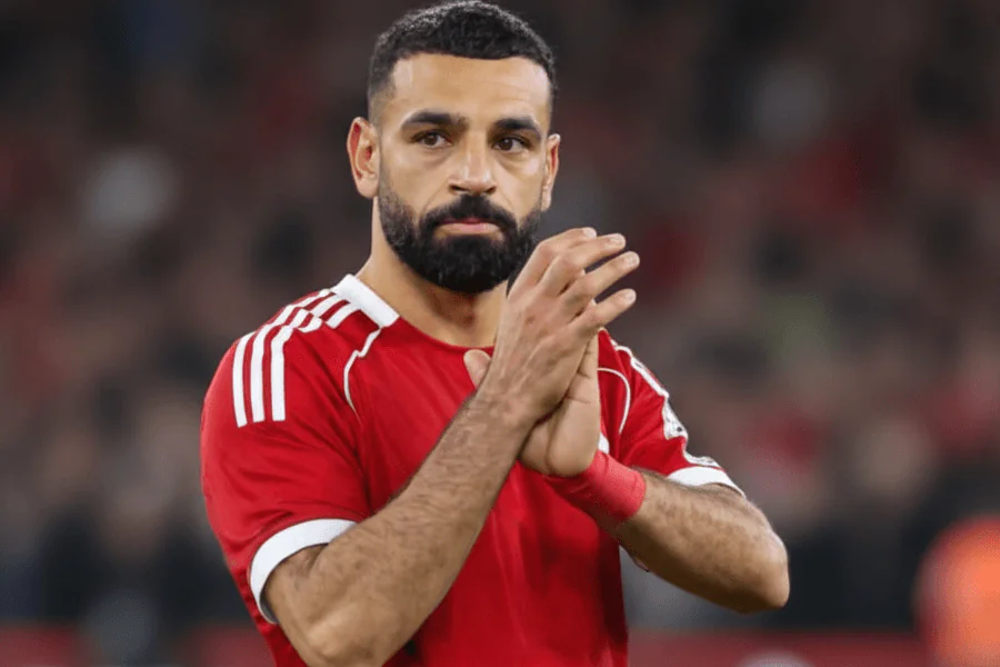 Salah applaudissant ses coéquipiers depuis le banc.