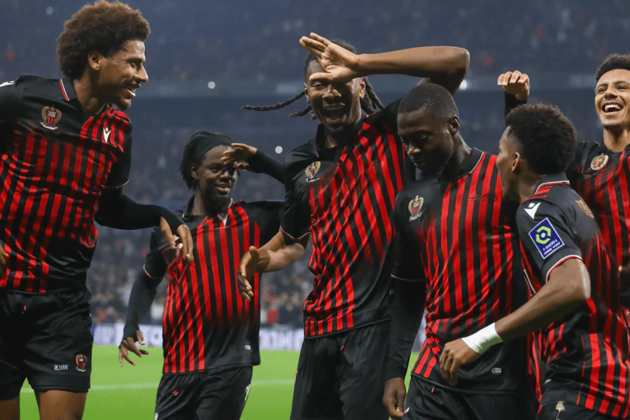 Un joueur de Nice réagissant après avoir été agressé par des fans.