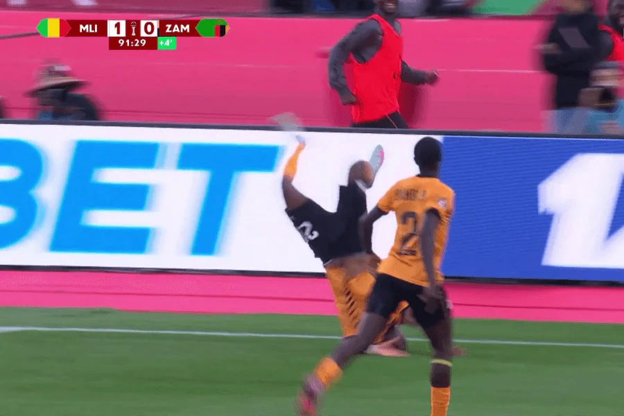 Célébration acrobatique risquée de Patson Daka en Zambie