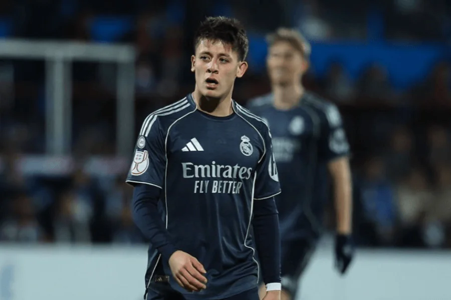 Arda Güler en action sur le terrain.