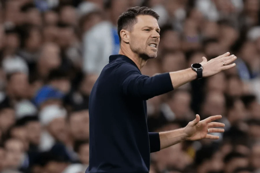 Xabi Alonso discutant avec ses joueurs lors d'un entraînement.