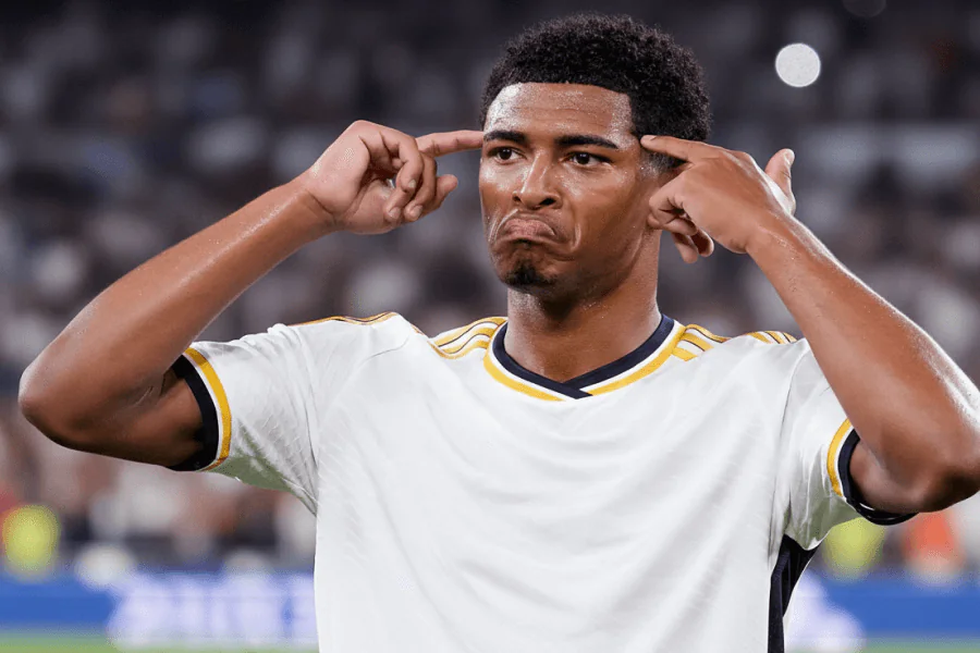 Joueurs du Real Madrid se concentrant sur le jeu.