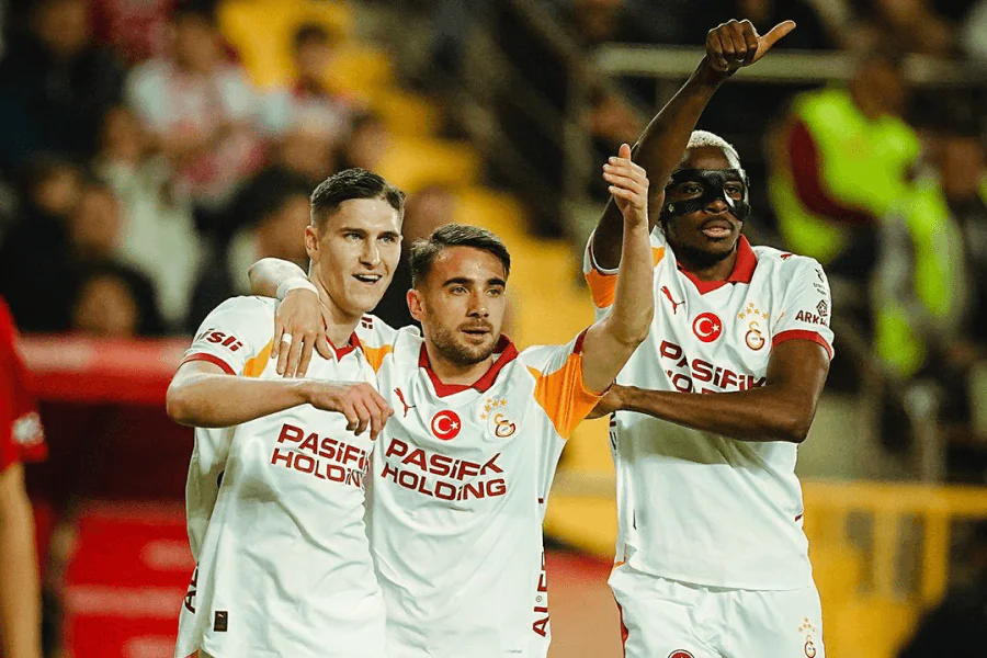Galatasaray célébrant une victoire au stade.
