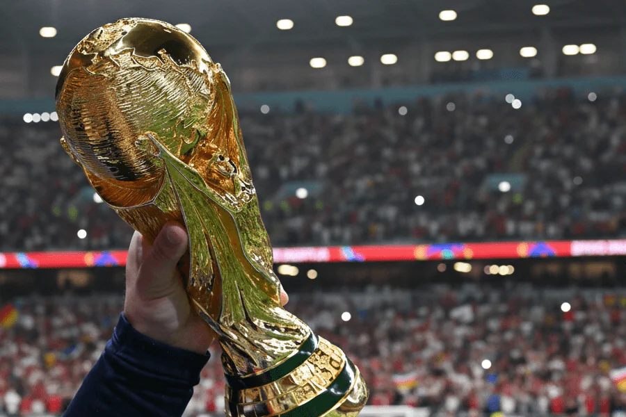 Fans de football attendant le tirage au sort avec impatience.