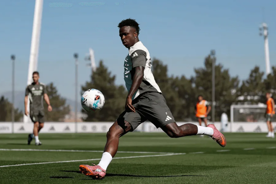 Vinícius soutenu par le Real Madrid après critiques