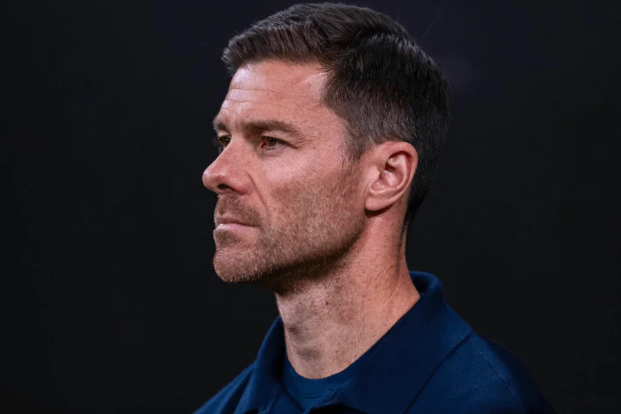 Xabi Alonso donnant des instructions aux joueurs lors d'un entraînement.

