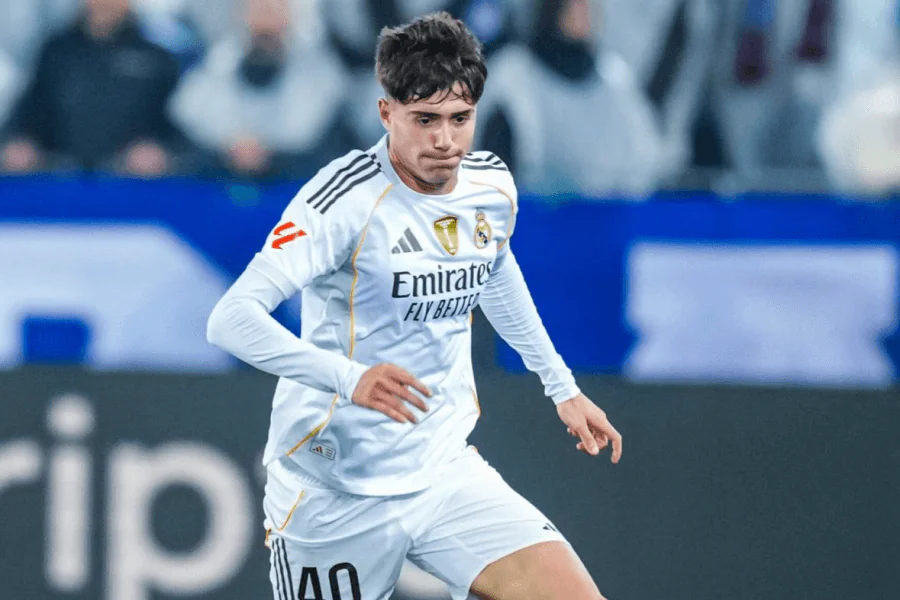 Конечно! Вот ещё 2 alt-текста для изображений Víctor Valdepeñas:

ДОПОЛНИТЕЛЬНЫЕ ALT-ТЕКСТЫ:
6. Víctor Valdepeñas (портрет/профиль):
Víctor Valdepeñas jeune défenseur espagnol Real Madrid cible prioritaire Arsenal 2026