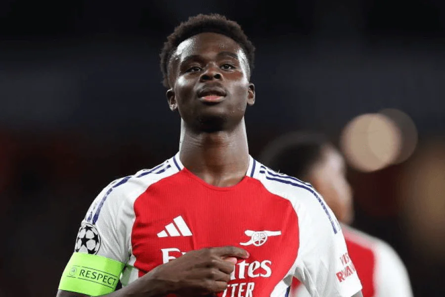 Bukayo Saka Arsenal maillot rouge action match Premier League performance