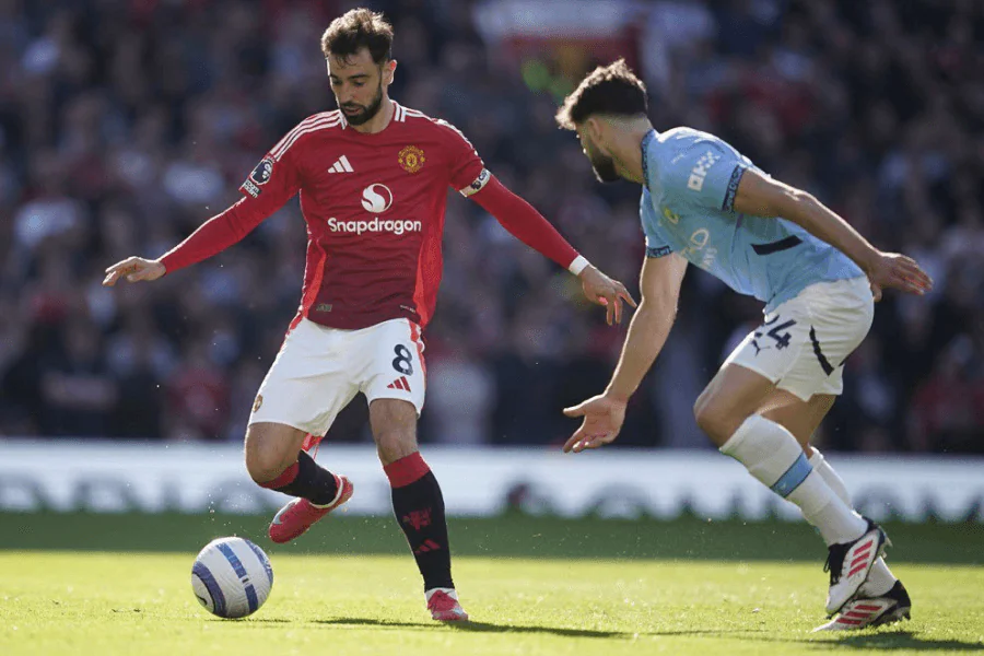 Les supporters de Manchester United célèbrent la victoire 2-0 dans le derby contre City, janvier 2026