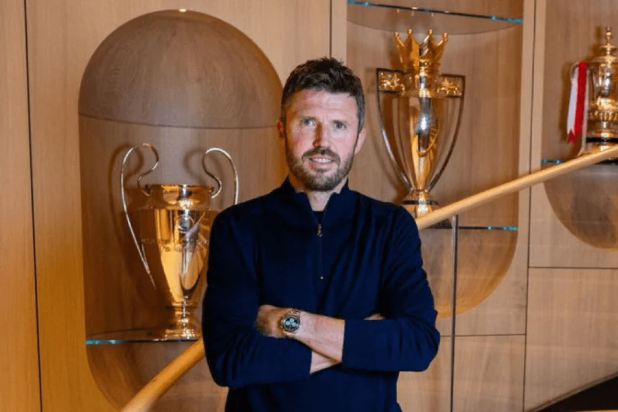 L'ancien joueur Carrick portant le maillot de Manchester.